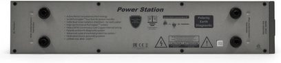Graue iFi Audio Power Station Steckdosenleiste, Vorderansicht mit Steckdosen, USB-Anschlüssen und Schaltern, auf weißem Hintergrund