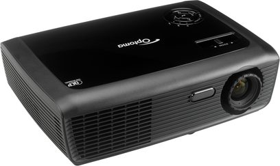 Optoma ES526 sort videoprojektor, set forfra, ventilationsgitter, forskudt linse, logo og modelnavn øverst