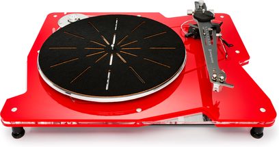 Hi-fi pladespiller Vertere Acoustics Pack DGX Dark Sabre i transparent rød akryl, sort cirkulær pladetallerken med kobberfarvede radiale slidser, metal-tonearm monteret til højre, let frontalt set ovenfra