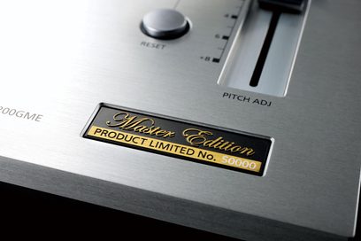 Pickup vinil Technics SL-1200GMEES argintiu, prim-plan pe faderul de pitch și platanul Master Edition ediție limitată