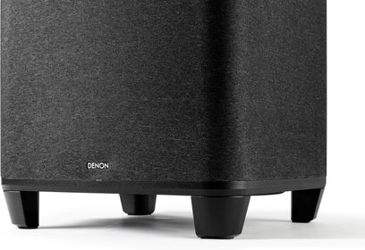 Denon Home Subwoofer černý, detailní pohled zepředu, černý krychlový reproduktor s tmavě šedou textilní mřížkou