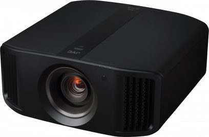 JVC DLA-N5 sort videoprojektor set forfra i 3/4 vinkel, projektorlinse, ventilationsriste på siderne