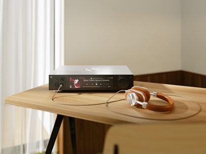 Nätverksläsare Rose RS451 i silver med borstad metall, skärm till vänster och stor ratt till höger, sedd i trekvartsvy