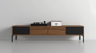 AV skříňka Clic Classic Series model 1541 v ořechu, boční čela v černé barvě, středové dveře s kresbou dřeva, pohled zepředu