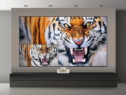 Benq W1600UST videoprojektor viser nærbillede af brølende tigerhoved med skarpe øjne og åben mund med hugtænder