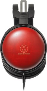 Önden görünüşlü, siyah ve kırmızı kapalı Audio-Technica ATH-AWAS kulaklık; deri kafa bandı ve kulak yastıkları, sağ kulaklıkta altın renkli logo