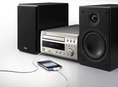 Sølvfarvet Denon D-M38 hi-fi-anlæg med CD-afspiller, radiomodtager, højttalere og fjernbetjening på hvid baggrund