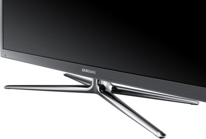 Samsung TV PS64E8000ZF, profilvisning, fladskærm, smal sort ramme, X-formet metalfod