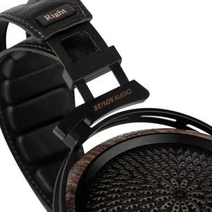 Sendy Audio Peacock -hifikuulokkeet, musta, lähikuvassa, musta sanka ja höyhenkuvioinen avoin ritilä, ruskea reunus
