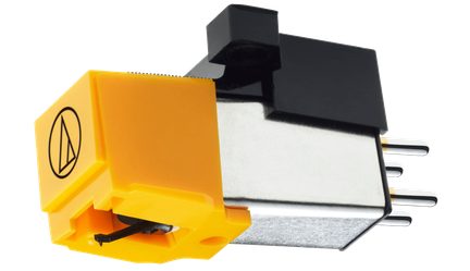 Gul og sort fonocelle i metal/plast, afspilningsnål, 4 forgyldte stifter, set i trekvarts vinkel