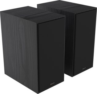 Caixa de som de estante Klipsch R-60M preta, duas unidades paralelas, vista em ângulo, grade frontal texturizada, acabamento em madeira