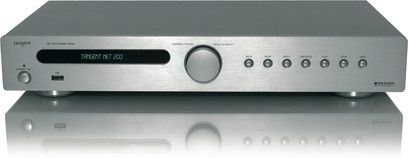 Tangent NET-200 netværksaudioafspiller, sølvfarvet frontpanel med LCD-skærm, knapper og kontrolhjul, set forfra på en ensfarvet grå baggrund