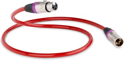 Rød QED Reference Digital AES/EBU XLR40 XLR-lydkabel, 1 m, med forsølvede stik, oprullet på hvid baggrund