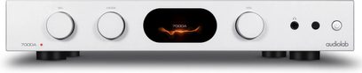 Audiolab 7000A hõbedane stereointegratsiooniga hi-fi võimendi, ristkülikukujuline esipaneel, 3 ümmargust nuppu, must keskekraan, 4 porti