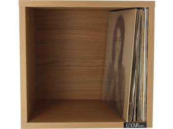 Ahşap mobilya, ön görünüm, sağda kare boş niş ve dikey vinil depolama alanı, açık kapı