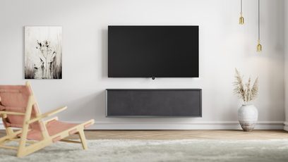Nástěnný audiovizuální nábytek Clic TV Series Model TV77" 20S, obdélníkový v antracitově šedé barvě, čelní panel z látky, pohled zepředu