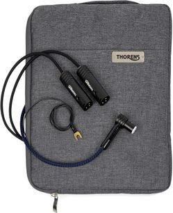 Vista dall’alto di un cavo phono Thorens PhonoConnect PHS 150 DIN-XLR 1,5 m nero con guaina in tessuto intrecciato blu e nero, dotato di due connettori XLR metallici neri, una spina DIN angolata e un filo di massa con capocorda dorato, appoggiato su una custodia in tessuto grigio