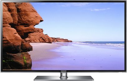 Samsung UE55D6530-fjernsyn, der viser et rødt, eroderet klippelandskab ved en rolig havbred under en klar, blå himmel