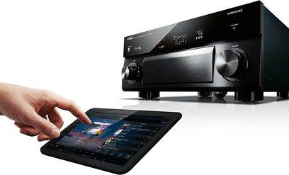 Yamaha RX-A3040 titanium sort hjemmebiograf-forstærker, frontpanel, berøringsskærm der viser menu, hånd der rører ved skærmen