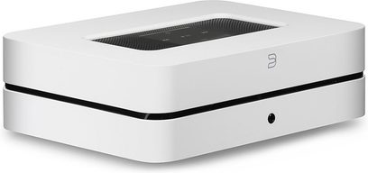 Hi-fi stereo zesilovač BlueSound PowerNode 2i bílý, pohled zepředu, obdélníkový tvar se zaoblenými rohy, černá mřížka na horní straně