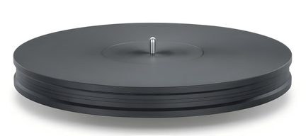 Plato de tocadiscos de vinilo negro mate con eje central metálico y bordes ranurados, visto desde arriba en perspectiva oblicua