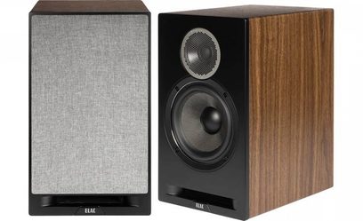 To højttalere Elac Debut Reference DBR62, kabinet i valnøddetræ, sort front, grå stofgrill, forreste bassrefleks i spalteform