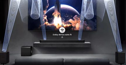Černý soundbar se subwooferem před televizorem, bezdrátový prostorový zvukový efekt Dolby Atmos