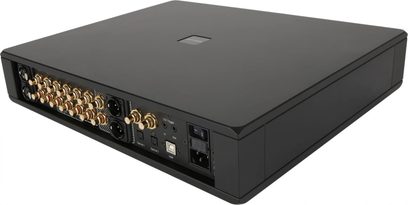 Siyah stereo amplifikatör, çok sayıda RCA, XLR, USB girişi ve şebeke güç bağlantı noktasıyla arka görünüm