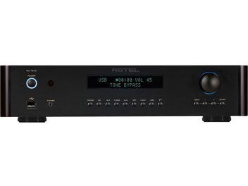 Předzesilovač Rotel RC-1572 MKII v černé barvě, pohled zepředu, centrální digitální displej, kruhové ovládací tlačítka, USB port, výstup pro sluchátka