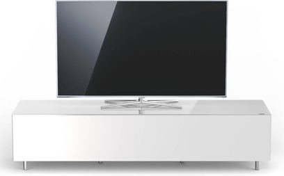 Hvid lakeret TV-møbel med glashylde, metalben, sort fladskærm placeret ovenpå, set forfra