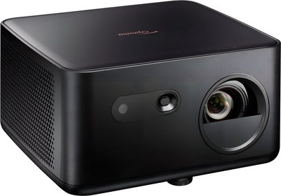 Projektor Optoma Photon Life PK32 v černé barvě, matné plastové šasi, pohled z pravého tříčtvrtečního úhlu, objektiv a boční mřížka