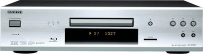 Onkyo BD-SP807 4K Blu-ray-afspiller set forfra, sølvfarvet front med display, knapper og diskskuffe