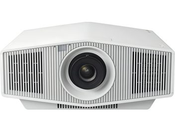 Проєктор Sony BRAVIA Projector 7 — VPL-XW5100ES білий, корпус з матової пластмаси з великою центральною чорною лінзою та вертикальними вентиляційними решітками, вид спереду з легким нахилом зверху