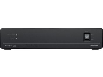 Frente de um condicionador de energia Audioquest PowerQuest 505, gabinete preto, inscrições brancas, botão e interruptor