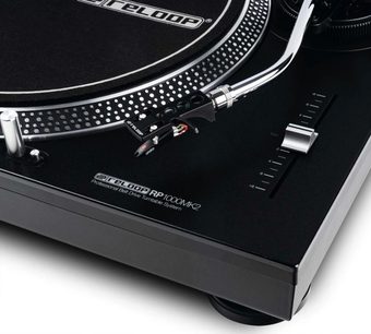Reloop RP1000MK2 pladespiller, tæt ovenfra-billede af tonearmen og den matsorte plade, Ortofon-nål