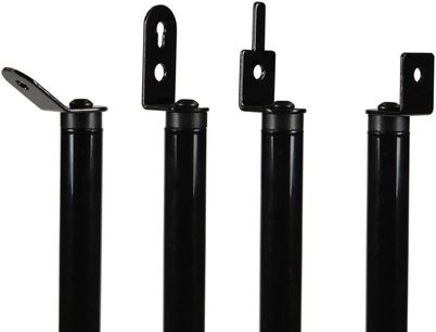 Quattro piedistalli per diffusori acustici Norstone Design Finn Edge neri in metallo, di altezze diverse, con staffe di fissaggio a L sulla parte superiore