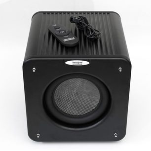 Juoda Velodyne MicroVee X žemų dažnių garso kolonėlė, vaizduojama iš priekio, su reguliavimo rankenėlėmis, žemų dažnių pralaidos anga ir garsiakalbiu