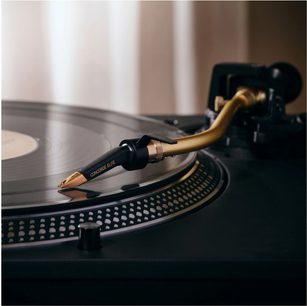 Ortofon Concorde MKII Elite sort og gylden cellule på pladespiller, tæt profil på sort filttæppe