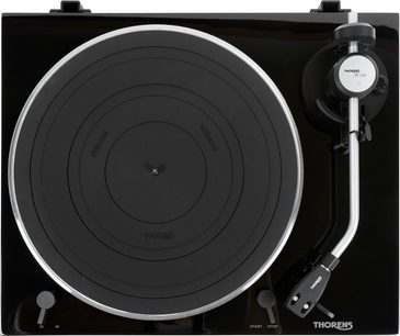 Gramofon Thorens TD 150 v černé barvě, pohled shora, raménko s kazetou, talíř, tlačítka start/stop, 45 otáček