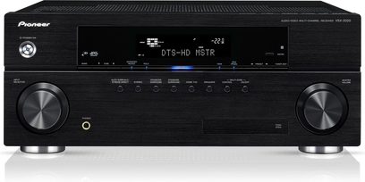 Pioneer VSX-2020 sort hjemmebiografsforstærker, set forfra, front med blå skærm, sølvfarvede knapper og drejeknapper, to højttalere