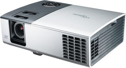 Optoma EP752 videoprojektor i grå og sort, set forfra, objektiv til venstre, ventilationsriste og kontrolpanel til højre