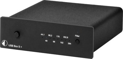 Pro-Ject USB Box S + sort audio DAC-konverter, frontvisning, rektangulært mat sort kabinet med skrå frontpanel med knapper og indikatorlys