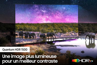 Přírodní krajina se slony u vodního zdroje odrážejícího hvězdnou oblohu v růžovo-fialových tónech na reklamě pro televizor Quantum HDR 1500