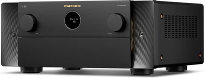 Mājas kinozāles priekšpastiprinātājs Marantz AV 30 melnā krāsā ar alumīnija priekšpusi, centrālu apaļu displeju un divām lielām sānu pogām