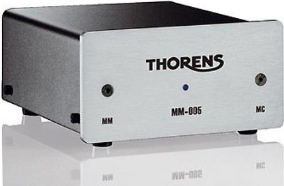 Thorens MM-005 MC sidabrinės spalvos fonografinio įrenginio priekinė dalis su užrašais „MM", „MC", „VIN-008" ir reguliavimo rankenėlėmis