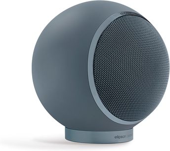 Kompakt hi-fi-højttaler Elipson Planet M Neptune Stone, mat gråblå sfære med stor cirkulær metalgitter og matchende cylindrisk fod, set fra trekvart forfra