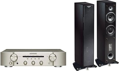 Marantz PM5004 sølvfarvet forstærker og to sorte Triangle Altea EX gulvhøjttalere set forfra