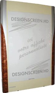Brochure med Designscreen HD "her er din tilpassede plakat" på beige papir med trykt tekst og brune striber på siderne