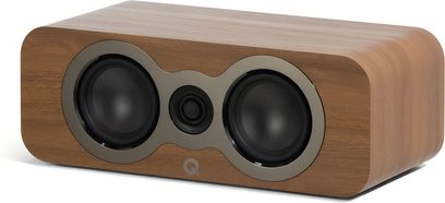Q Acoustics 3090c centerhøjttaler i mat valnød med træfinér, set fra trekvart forfra, rektangulært kabinet med afrundede hjørner, to sorte woofere og en centreret diskant omgivet af en grå ring