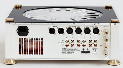 AudioValve RKV Mark 3 sort hovedtelefon-forforstærker, frontvisning, gylden kabinet, gylden knapper, RCA-stik, XLR-indgange/udgange, blæser